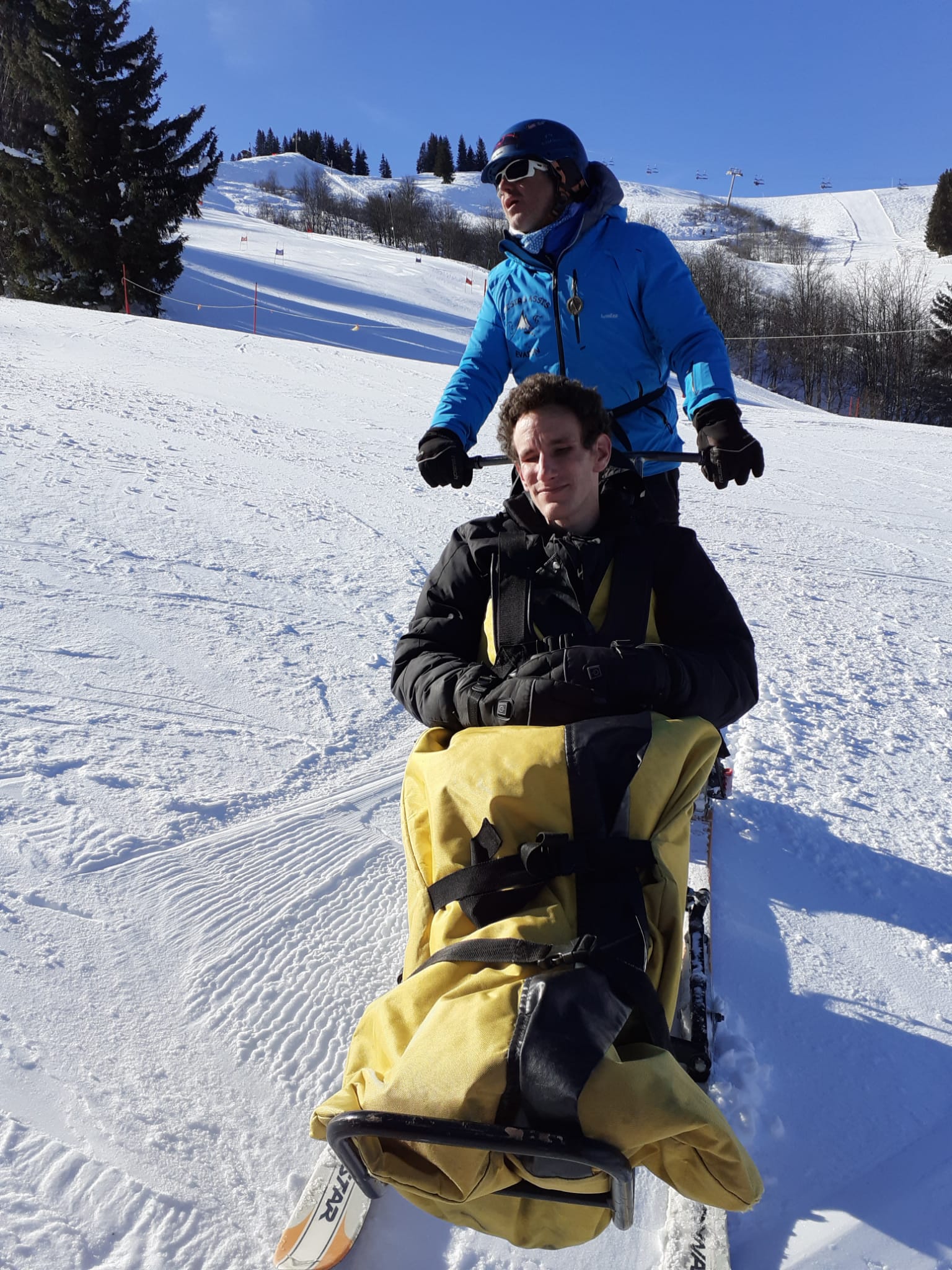 Xavier sur le fauteuil de ski adapté